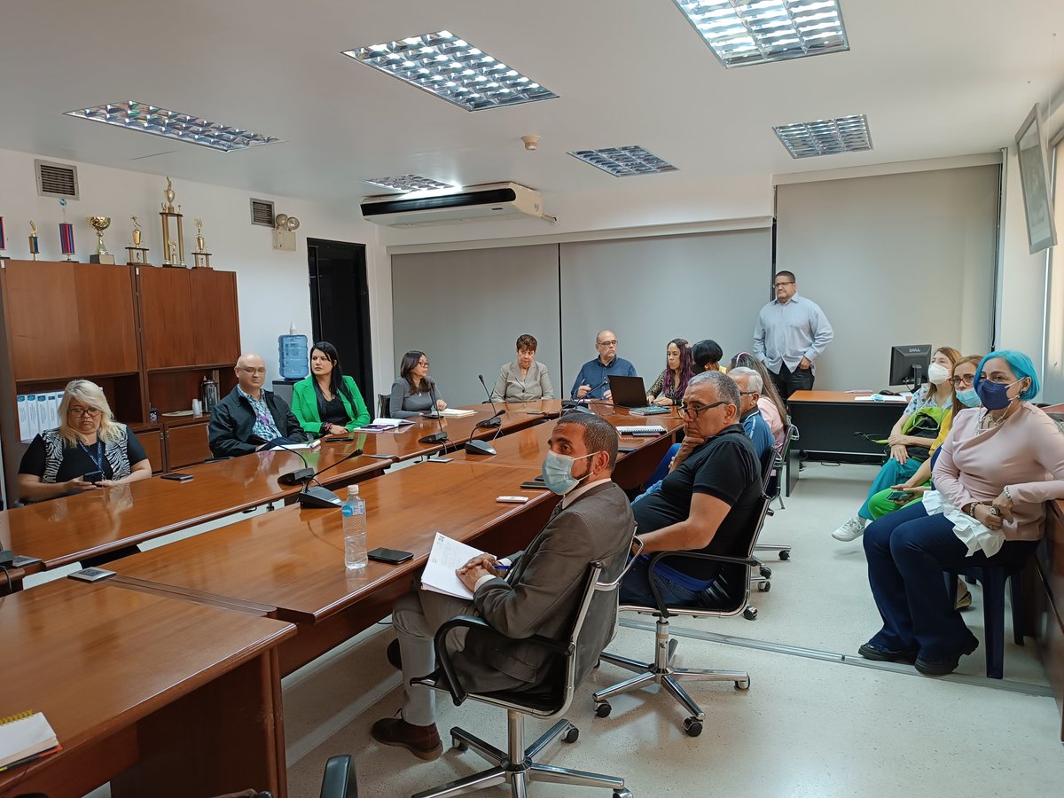 El Pdte. de la APUCV, Gregorio Afonso, junto a la Rectora de la UCV, Cecilia García Arocha, anuncia la realización del Examen Médico Integral para los profesores, que se iniciará el 29 de marzo.

#UCV #Venezuela #EMI