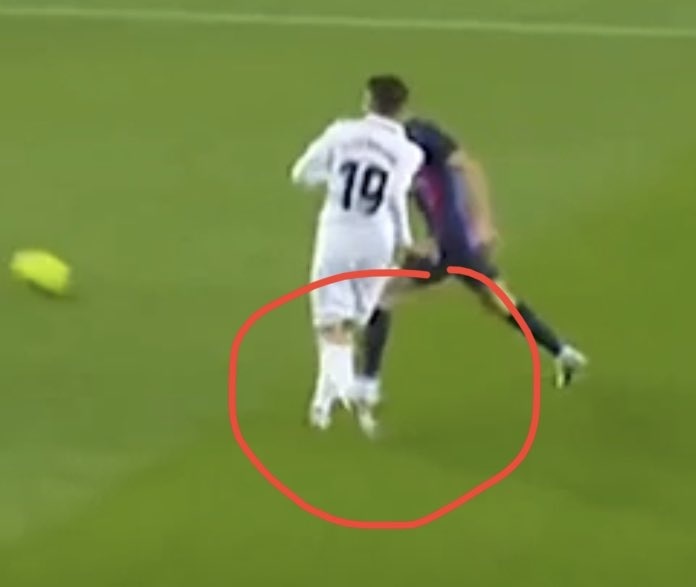 _Futbolero_'s tweet photo. Antes del encontronazo con Gavi, Ceballos pisa a Lewandowski y le hace sangre en el pie. Pero claro, es otra parte de la historia que la prensa no quiere contar. https://t.co/s8EHnUumwp