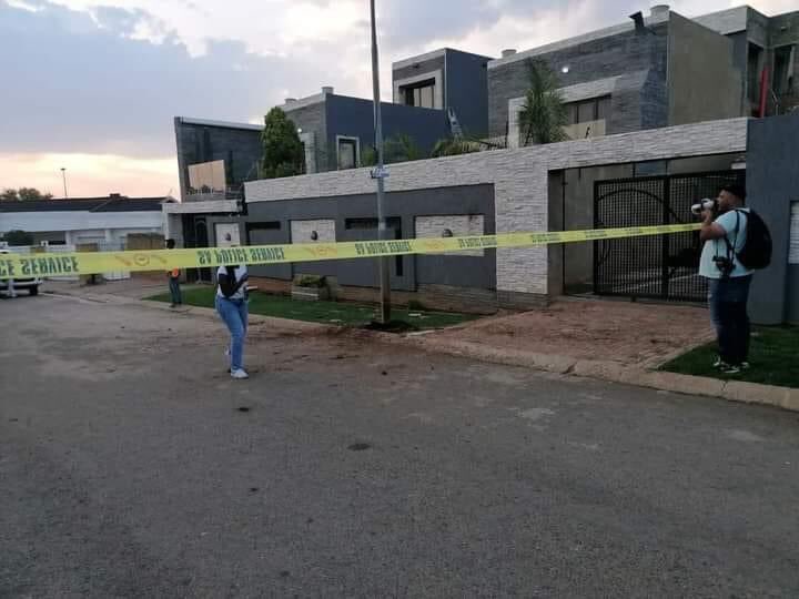 LornaMbenge's tweet photo. @AldrinSampear The bombed house… not a brick or piece of glass out of place…

😅😅😅 https://t.co/4VezsX6pfB