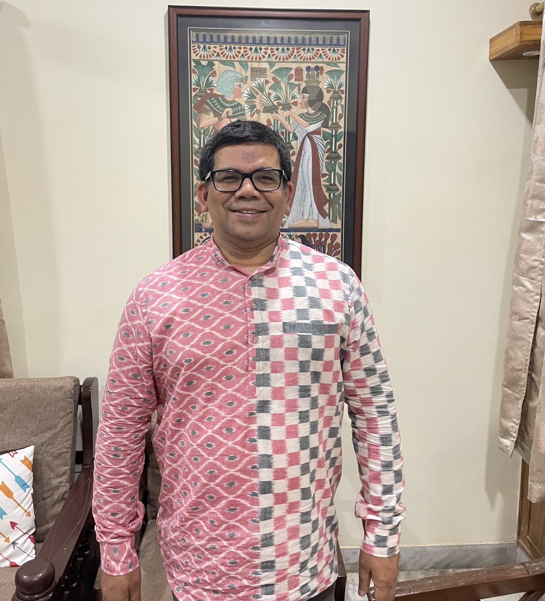 devasissarangi's tweet photo. #Flaunt your #OdishaHandloom #sambalpuri attire 👍 &amp; make that #Global statement 😎about our rich #textiles 🤩&amp; our #awesome 😎 weavers 😍

#OdishaWeaves ❤️

#Odisha = Art 🎨in Textiles 
#ArtisansOfOdisha #WeaversOfOdisha #TextileArt #ArtInTextiles #Ikat #Weave #IkatFabric https://t.co/1iIxvGBHGU