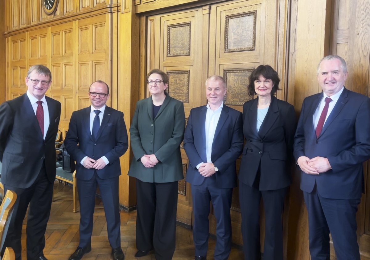 vdwSachsen's tweet photo. @klara_geywitz zu Gast in Chemnitz: Gemeinsam mit der sächs. Wohnungswirtschaft wurden die Herausforderungen der Energiewende diskutiert/wie sie funktionieren kann. Lösungen/Ansätze, Besonderheiten im ländlichen Raum und wie man die Menschen auf diesen Weg mitnimmt. @BMWSB_Bund https://t.co/3fW6Gq6pNW