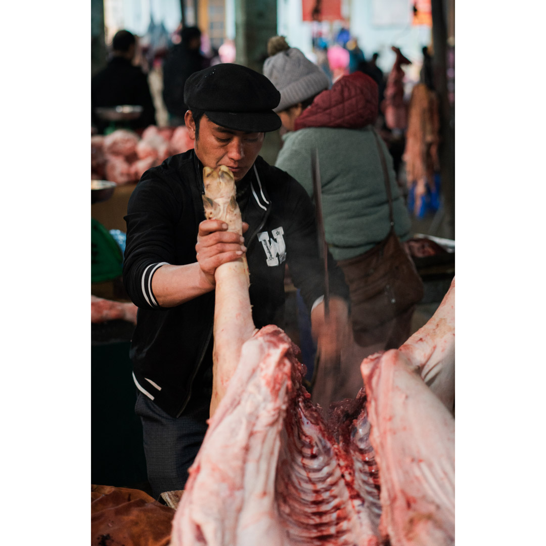 frenchstreeter's tweet photo. A photo from Dong Van market. It can get quite spectacular seing all these pigs being chopped up early morning on the meat stalls. If you want to read more about this traditional Vietnamese market head to 👉 Story Drop IV 👈 from my Instagram highlights. 
#photojournalism https://t.co/mp2R9yXBR7