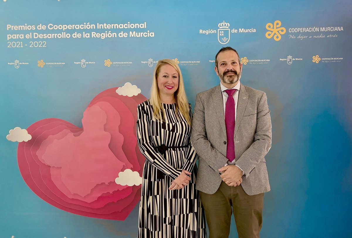 InstiLasSalinas's tweet photo. Hoy asiste a la entrega de premios de Cooperación Internacional para el Desarrollo de la R. Murcia, nuestro director @sergiotastic a la que ha sido invitado en representación de nuestra comunidad educativa. En la foto junto a @RaquelCancela_ ,  DG de Cooperación y Acción Exterior https://t.co/IbKqyhmFPh