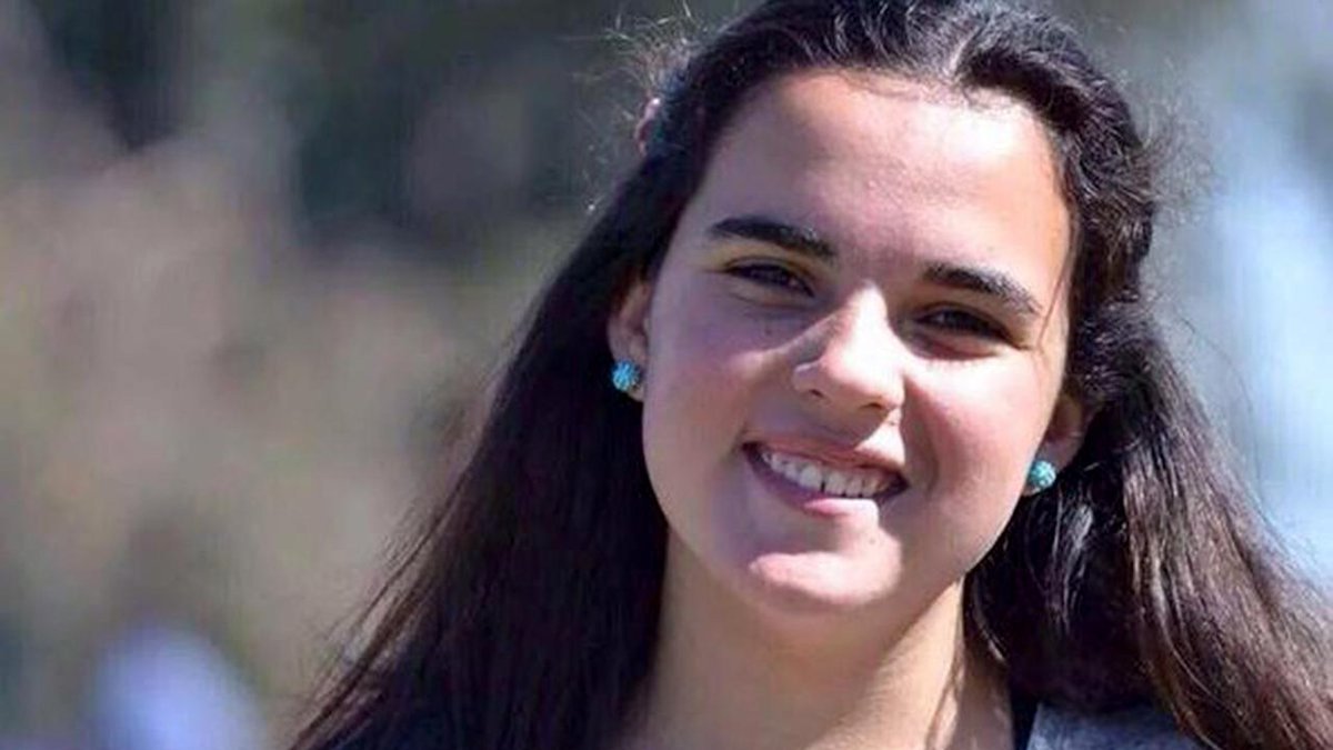 La justicia le bajó la pena al femicida de Chiara Páez. 
La adolescente de 14 años había sido asesinada por su novio, crimen que dio origen a la primera marcha por #NiUnaMenos
Los jueces Guillermo Llaudet, Georgina Depetris y Javier Beltramone bajaron la pena de 21 a 15 años.