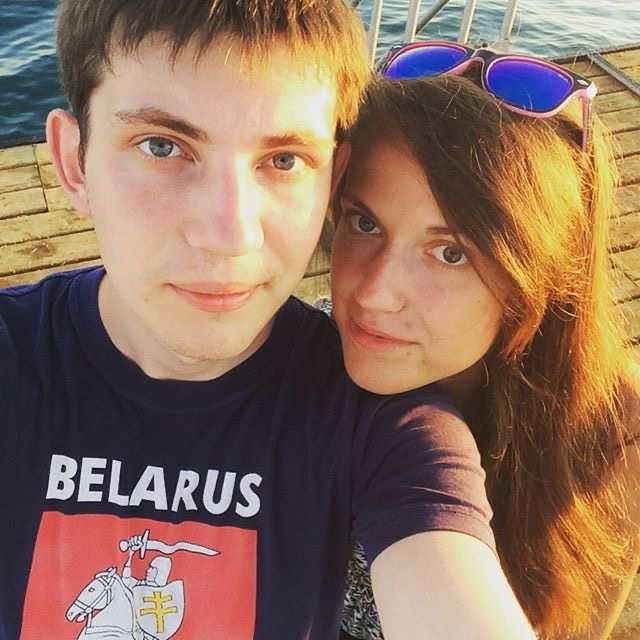 Белорусский политзек Игорь Лосик после голодовки в колонии пытался покончить с собой - порезал руки и шею. Его арестовали летом 2020, дали 15 лет по "делу Тихановского", с маленькой дочкой разрешили повидаться через 2 года после ареста. Жену Дарью недавно посадили на 2 года