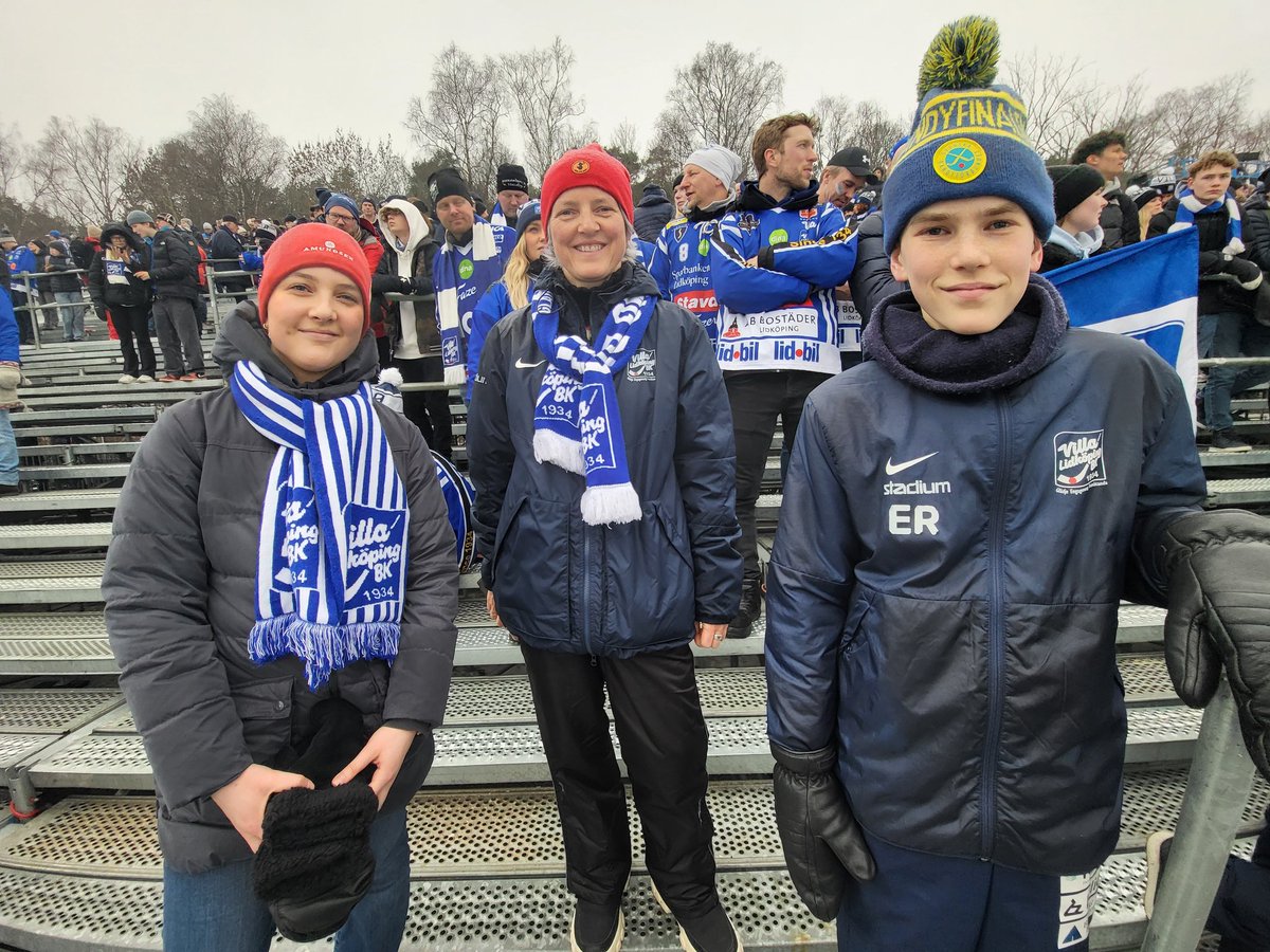 KjetilRaaen's tweet photo. Takk @vlbk_officiella og @VSKBandy for en fantastisk kveld på Studenternas. SM finalen har vært en drøm i 46 år. Den så ut til å glippe pga skade, men med armen i fatle og 20 mg morfin klarte vi 90 +sudden.💪 Når Edlund banket inn 2-2 var alt fantastisk noen minutter 💙 >> https://t.co/4wRZZ7CAy9