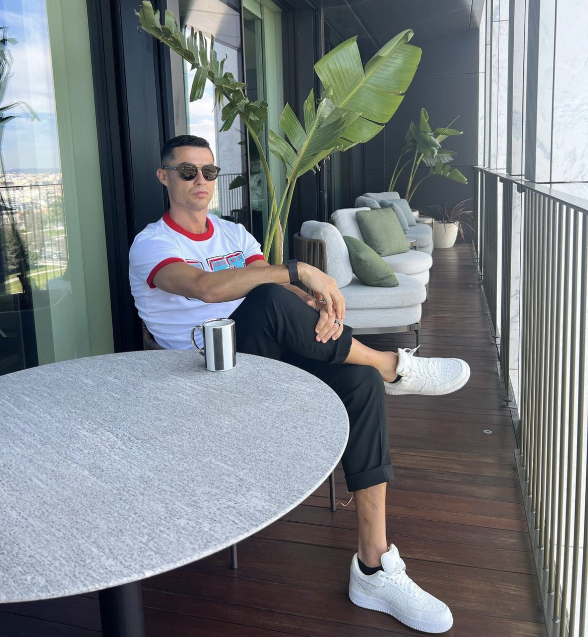 Cristiano ronaldo shop white sneakers