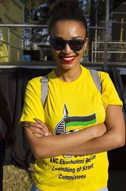 uSenamileM's tweet photo. @PearlThusi 😐😐 Ay angazi mina kodwa khona ngiyakuthanda Pearl https://t.co/RkJWIcT0kG