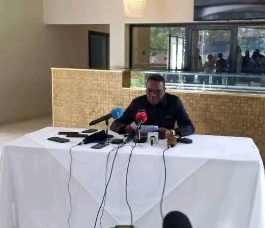 6Questions_cd's tweet photo. RDC : André Alain Atundu adhère à l’Union sacrée https://t.co/44u5JE1SDc
@AndreAtundu https://t.co/X8SvTfayp7