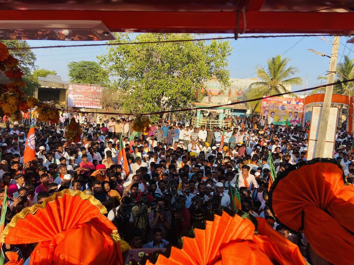 BjpNagathan's tweet photo. ನಾಗಠಾಣ ಮತಕ್ಷೇತ್ರದಲ್ಲಿ ಭಾರತೀಯ ಜನತಾ ಪಾರ್ಟಿ ವಿಜಯ ಸಂಕಲ್ಪ ಯಾತ್ರೆ ಯಶಸ್ವಿಯಾಗಿ ಜರುಗಿತು..🚩🚩 https://t.co/5T6YvsN12r