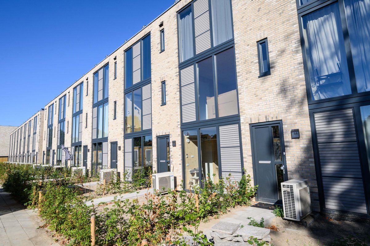 Vanaf vandaag is de website realisatiehuisvesting.nl verhuisd naar volkshuisvestingnederland.nl. Hier vind je alle informatie rondom de Taskforce Versnelling Tijdelijke Huisvesting. Lees verder via ⤵ volkshuisvestingnederland.nl/actueel/nieuws… 
#volkshuisvesting #tijdelijkehuisvesting