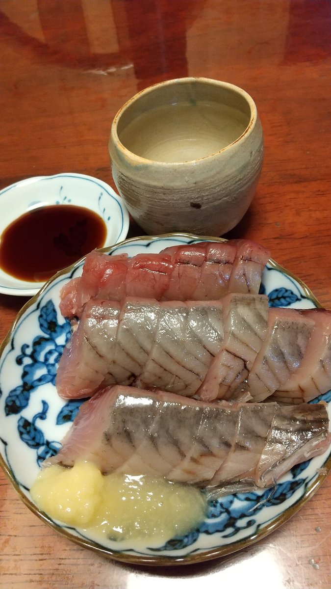 今日のつまみは千葉県産鰹。薬味は翌日がお休みの幸せ❗️冷酒との相性、旨し‼️👍