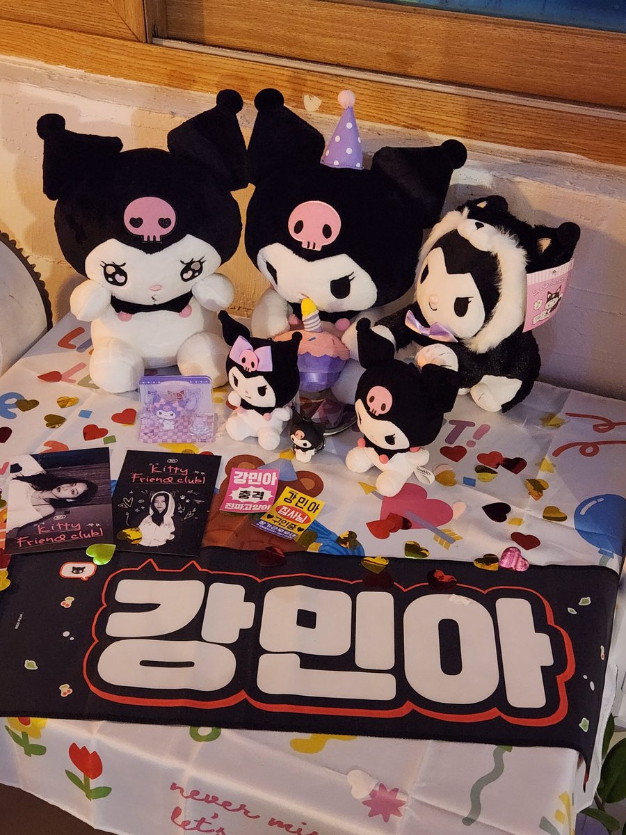 _b0320's tweet photo. 이벤트 이름값 제대로 하는 고양이 천국 😻 그리고 웃기고 다정하고 귀여워서 미안한 고양이까지 최고예요❤️🖤 유리창에서 진짜 고양이 못 찾았어요...ㅠㅠ
#친구들아_민아_생일이다_냥 
#민아의_27번째_봄 https://t.co/oGMhs8ekxR