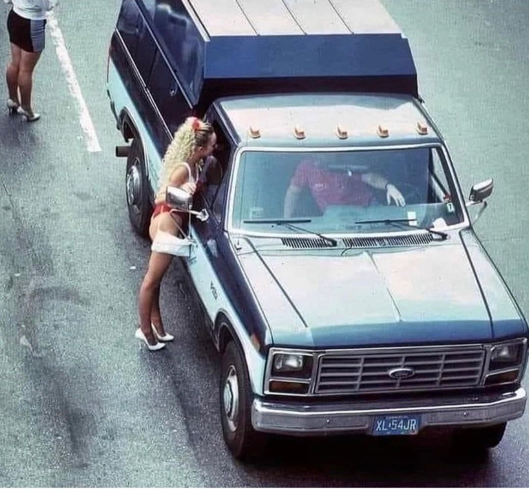 ChiTownTim27's tweet photo. Before we had smartphones &amp; GPS, we sometimes had to stop &amp; get directions from kind strangers on the street #goodolddays #simpliertimes https://t.co/W6WSuEU7ot
