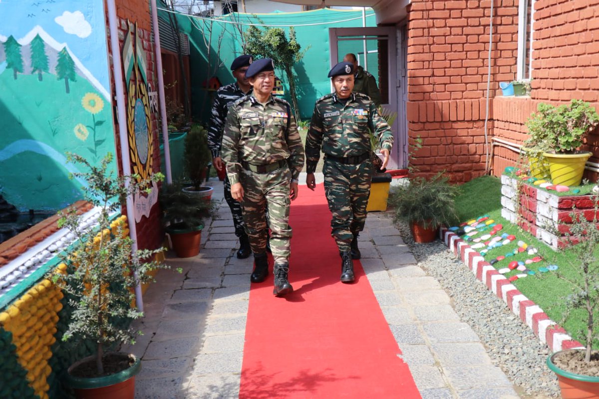 digsnrnorth's tweet photo. Dr. Sujoy Lal Thaosen, DG CRPF visited North Srinagar Range CRPF  and reviewed the operational preparedness of the Force. He also appreciated the  courage, commitment &amp; determination of officers and men displayed while serving the Nation.
@HMOIndia 
@crpfindia 
@crpf_srinagar https://t.co/RLUnB6ov1t