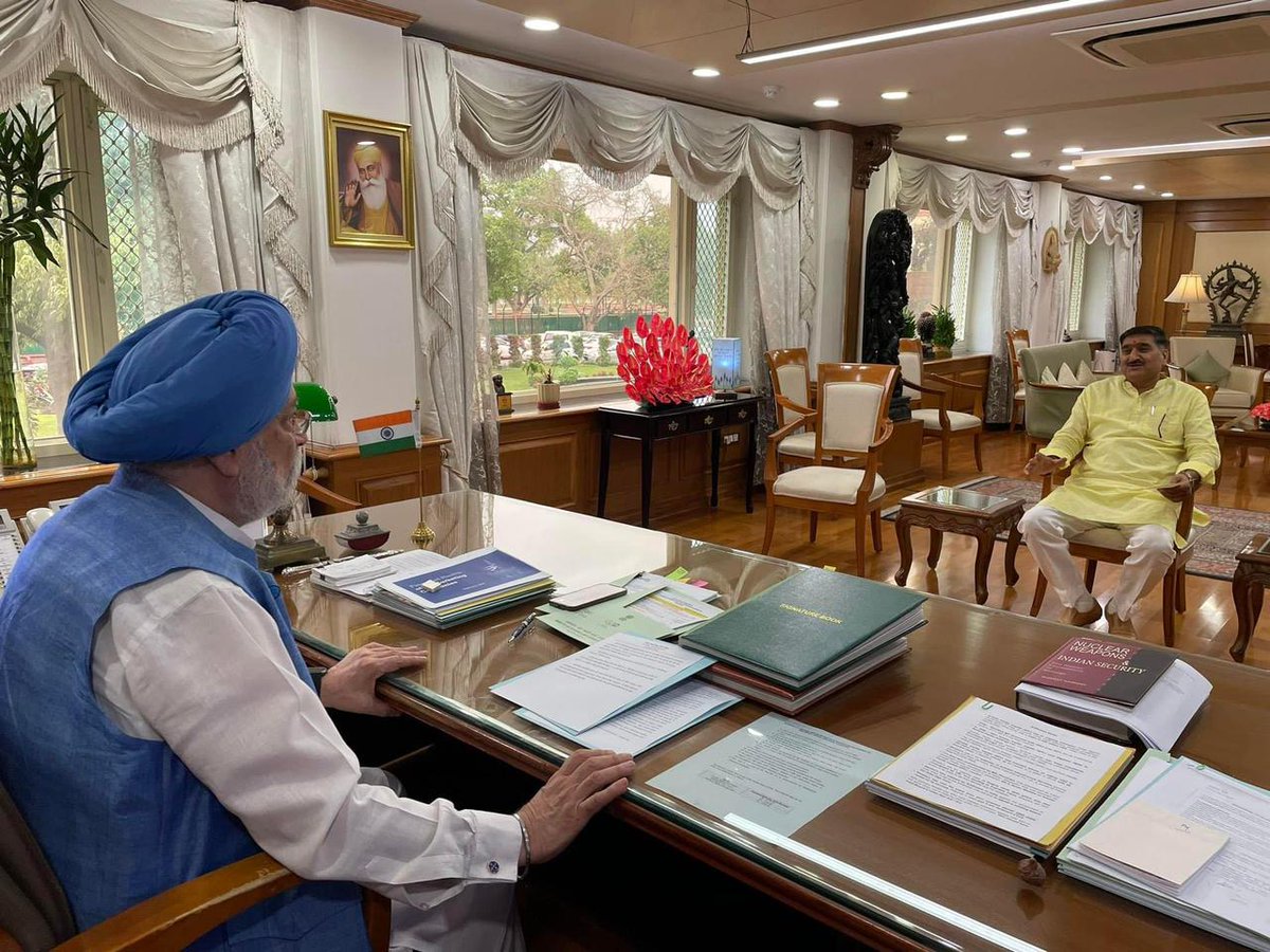 SatishGautamBJP's tweet photo. आज माननीय मंत्री श्री @HardeepSPuri से भेंट कर स्मार्ट सिटी योजना के तहत अलीगढ़ शहर को स्मार्ट सिटी बनाए जाने और चल रहे विकास कार्यों के विषय में चर्चा की।
माननीय मंत्री जी से अलीगढ़ के हर घर में LPG के जल्द से जल्द पहुंचने और इसके क्रियान्वन पर भी विचार विमर्श किया ।

#MPAligarh https://t.co/9XGw4VRXum