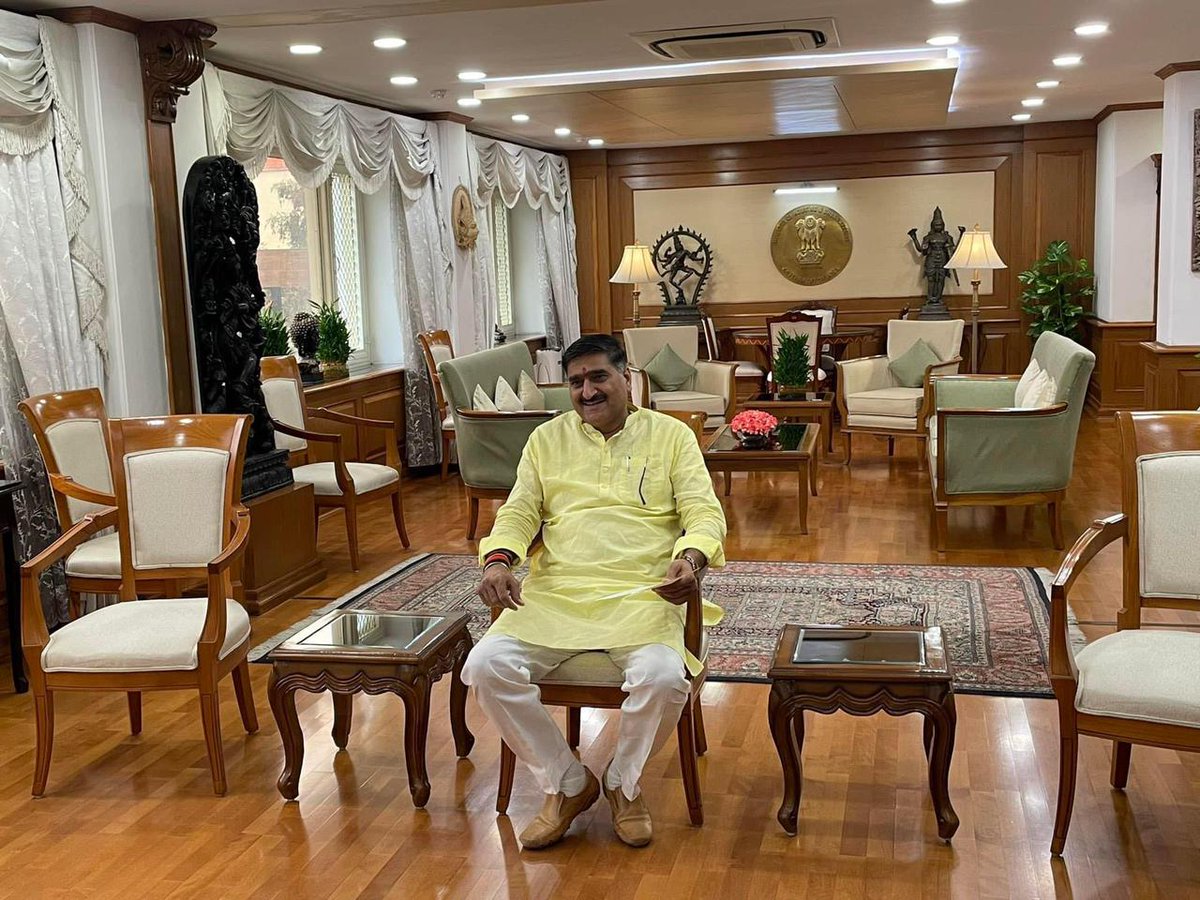 SatishGautamBJP's tweet photo. आज माननीय मंत्री श्री @HardeepSPuri से भेंट कर स्मार्ट सिटी योजना के तहत अलीगढ़ शहर को स्मार्ट सिटी बनाए जाने और चल रहे विकास कार्यों के विषय में चर्चा की।
माननीय मंत्री जी से अलीगढ़ के हर घर में LPG के जल्द से जल्द पहुंचने और इसके क्रियान्वन पर भी विचार विमर्श किया ।

#MPAligarh https://t.co/9XGw4VRXum