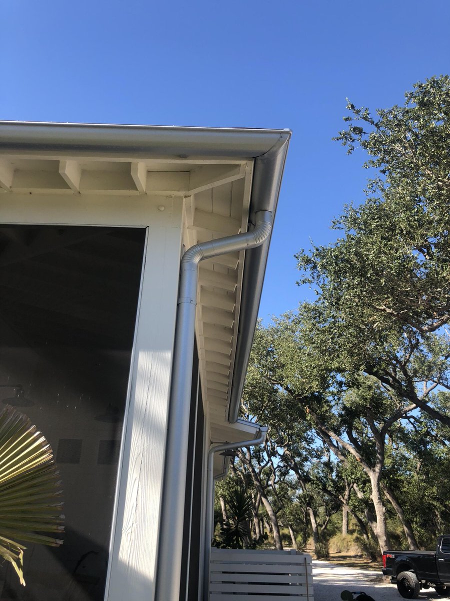 ATXGutterKing's tweet image. We install custom gutters. 
These are Half Round Gutters.
All seamless gutters are made to order on-site. 
We have over 30 different colors to choose from. 
Ready to upgrade your home Call☎️ (512) 270-2445
bit.ly/3nYF0uO