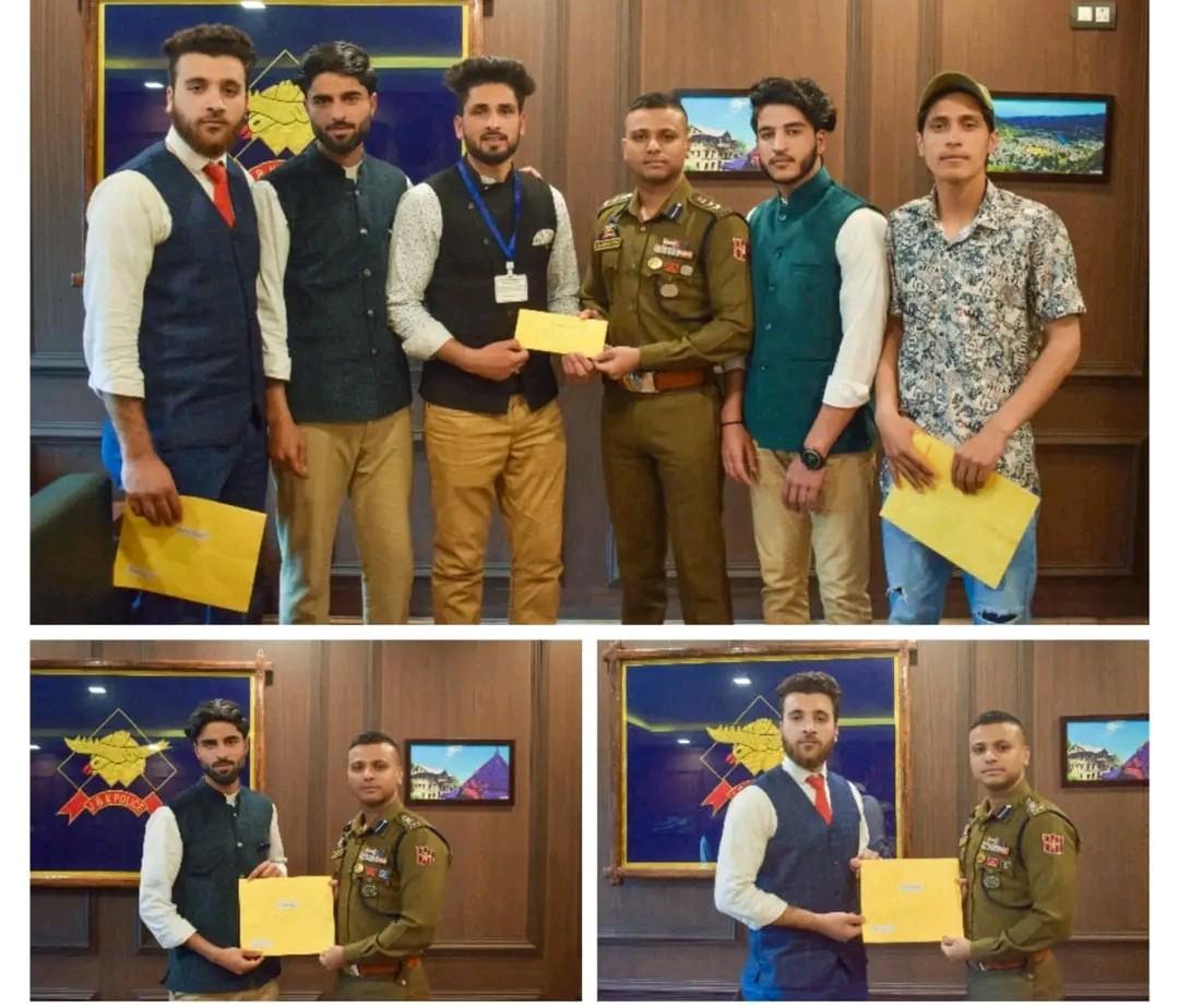 RisingKashmir's tweet image. #Police felicitates #Kohinoor #MusicalBand Zoogiyar in #Baramulla

@BaramullaPolice
@KashmirPolice risingkashmir.com/police-felicit…