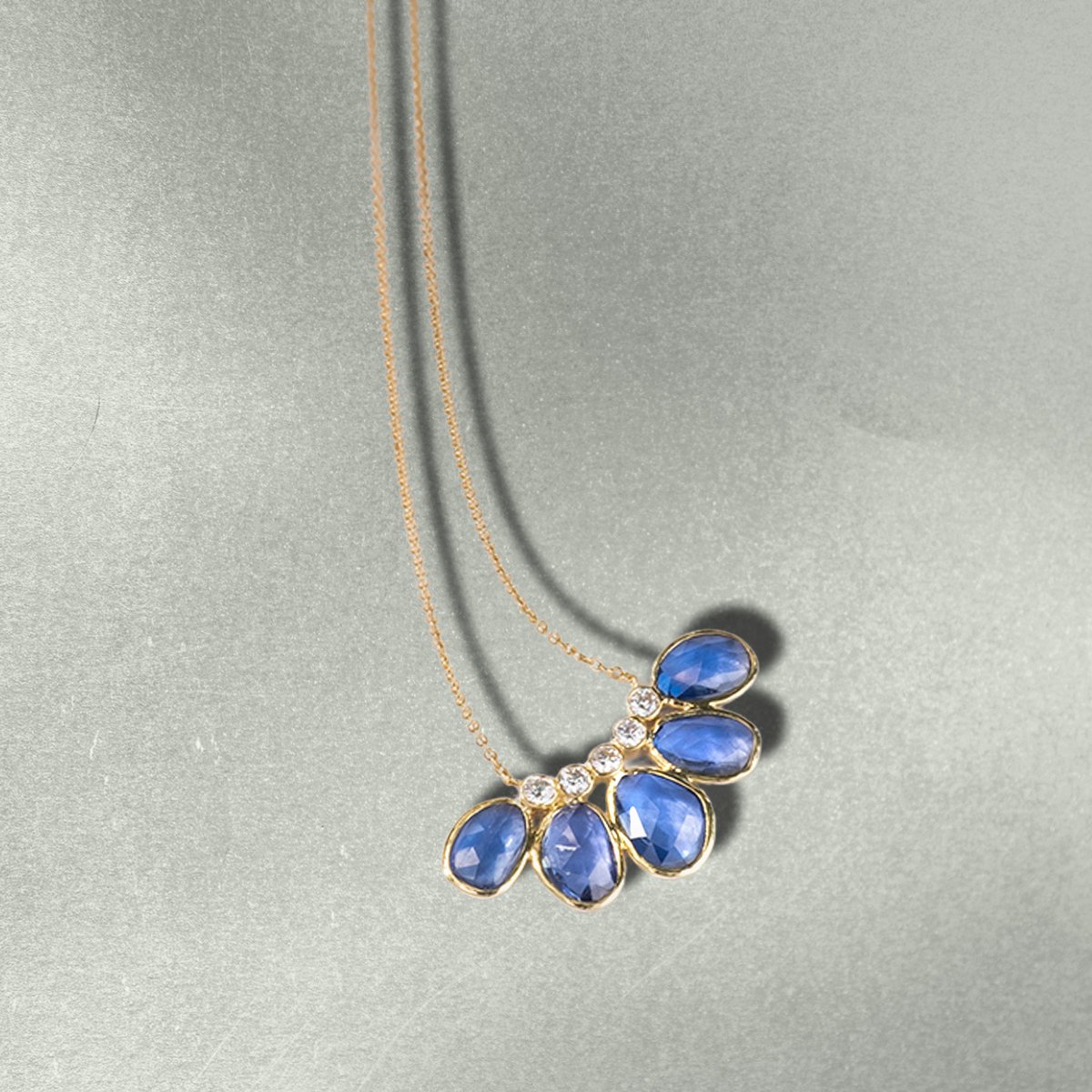 LegendAmrapali's tweet photo. Add some sparkle in vivid depths of blue with our Diamond and Blue Sapphire Curved Bar Pendant Necklace set in 18k gold.

Shop the Tarakini Collection at https://t.co/B5BCgA87wa

#jewellery #necklace #bluesapphire #gemstone #jewelrydesign #jewels
#jewelry #amrapalijewels https://t.co/7jGdTzWXj3