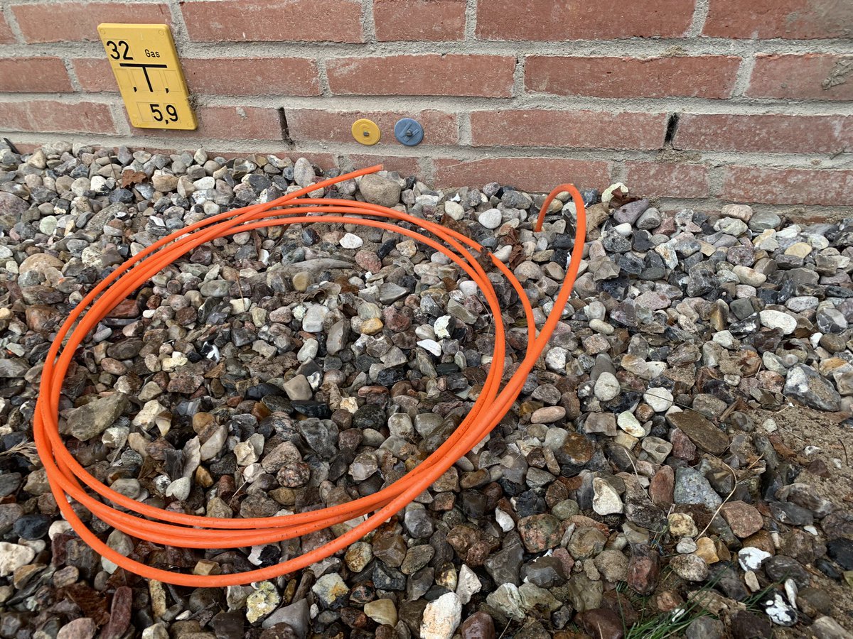 m_bartels's tweet photo. … seit Freitag liegt zumindest schon mal ein Kabel bis zum Haus. Mal sehen bis wann es wirklich läuft. Der Vertrag feiert bald seinen 2ten Geburtstag 🎁 https://t.co/E0A3zftZhA
