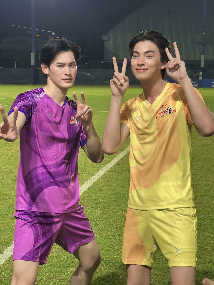 WutMovie's tweet photo. คุณสรุจ คุณภูธเนศ 
เมื่อวานเป็นพี่น้อง วันนี้เป็นคู่แข่งคนละสีจร้า เจอกัน26 นี้ https://t.co/n7Q61eZa0b