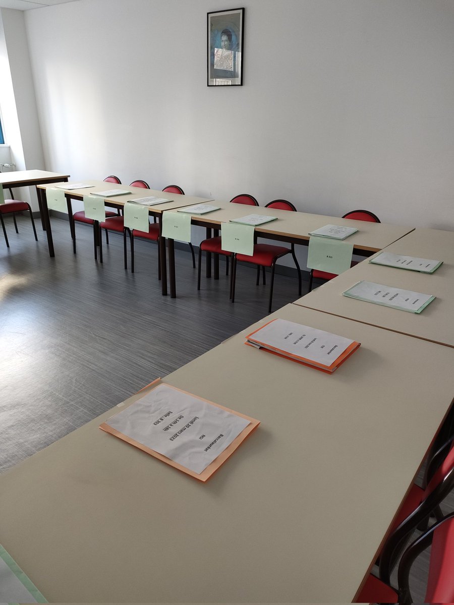 AudibertiLyc's tweet image. Ils arrivent #bac #spécialités 
Tout est prêt, belle organisation @ccs2210 et assistantes 
Bon courage à tous
Téléphone dans les sacs au pied du tableau 
Lisez attentivement les sujets, utilisez le  brouillon, le temps imparti, relisez...
✍️📃 🍶