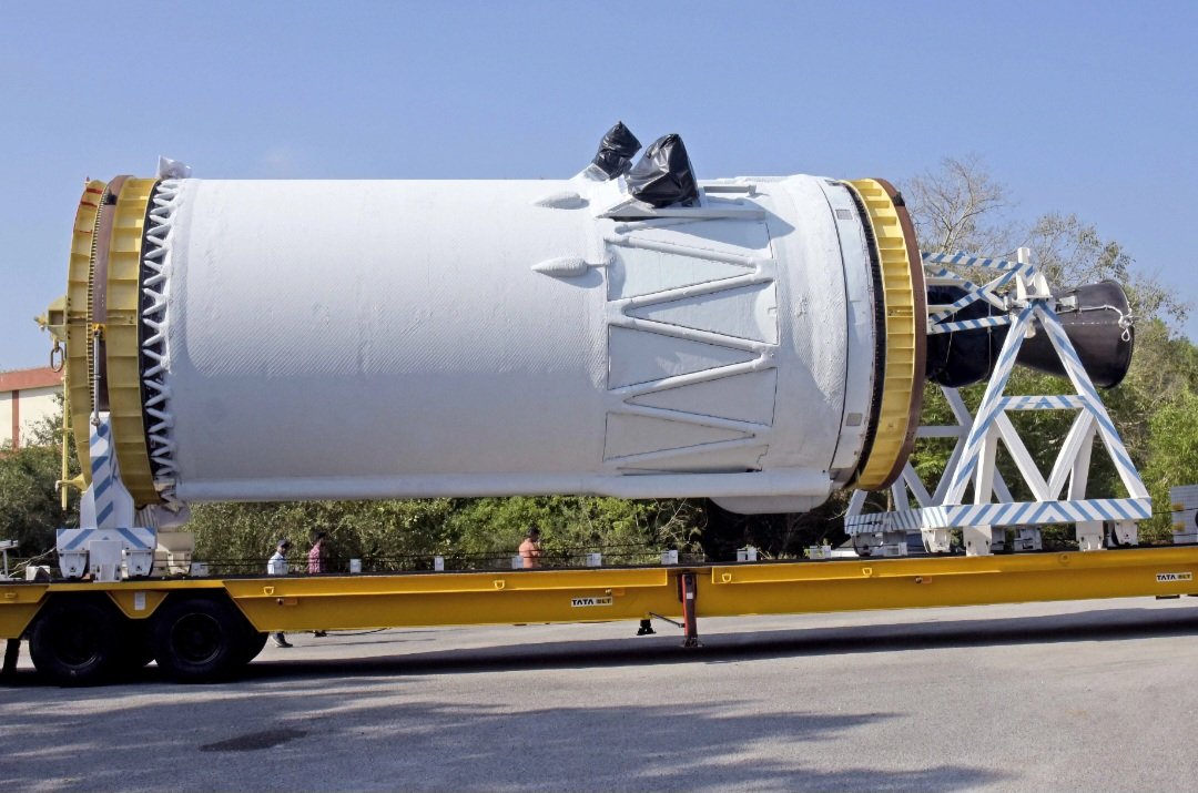 ISROSpaceflight's tweet image. Pictures of LVM3-M3 being integrated! #ISRO #OneWeb