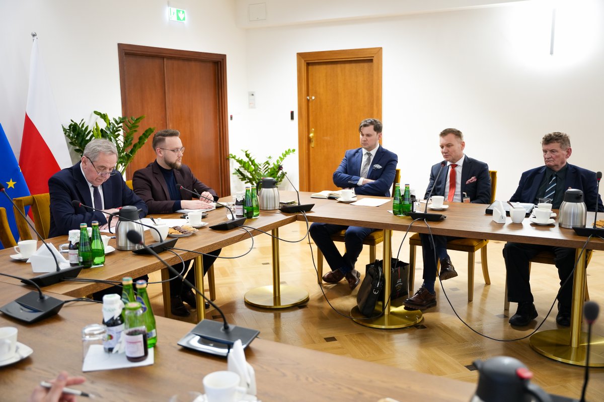 SRW_RP's tweet photo. 1/2 W @MRiRW_GOV_PL doszło do spotkania z 
@Kowalczyk_H, T. Chróstnym- prezesem UOKIK-u i przedstawicielami SRW RP, KRIR i @samoobronaorgpl. Spotkanie dot. dumpingowej sprzedaży mięsa w sklepach wielkopowierzchniowych. SRW złożyło wniosek o czynności sprawdzające. źródło: MIN ROL https://t.co/FrlhK3UJzS