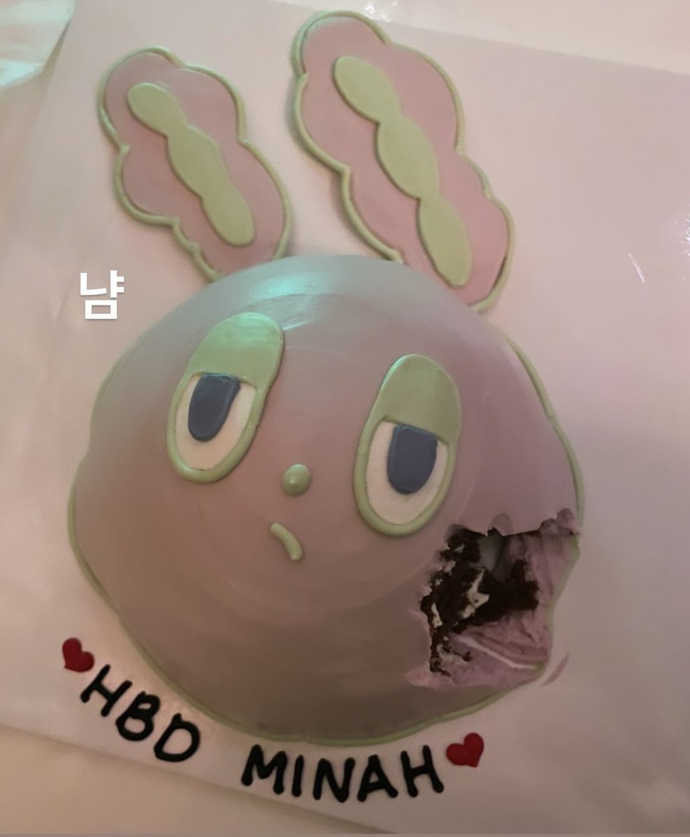 minah320_UNION's tweet photo. 🎂ᴴᴮᴰ ᴹᴵᴺᴬᴴ🎉
강민아 배우의 생일을 맞아 케이크와 꽃다발을 준비해 전달했습니다♥️

토끼해를 맞아 이전에 민아가 직접 그린 토마토를 든 토끼로 준비해 제작했습니다 :)

27살의 생일도 너무 축하해🖤❤️ https://t.co/Xg9eaeMM5v