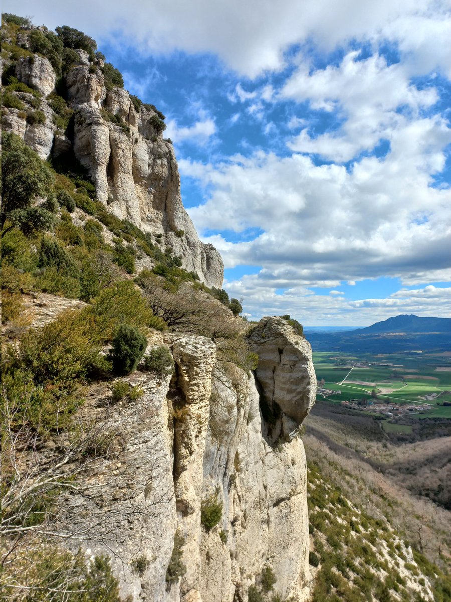 fgmzdz's tweet photo. El puerto de Ganuza es una joya para disfrutar de los caminos de herradura premodernos y que nos hablan de la importancia que tuvieron muchas rutas entre el valle del Ebro y el cantábrico. #sierradelokiz https://t.co/poQ0xJvri9