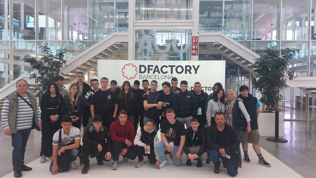 DFactoryBCN's tweet photo. ¡Nueva visita internacional! 💯
Un grupo de estudiantes griegos especializados en #Impresión3D han visitado nuestras instalaciones. Muchas gracias #Moveu por pensar en nosotros y acompañar a los jóvenes del futuro🙌 https://t.co/uWKgau2WuW