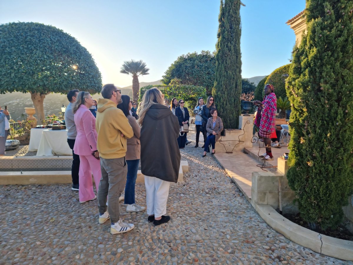 Os compartimos algunas fotos del mercadillo solidario que celebramos ayer domingo en la que @FincaMiradormacastre
Fue una tarde en la que Rosa Escandell y William Kikanae explicaron los inicios de este proyecto la casa de nuestra amiga Elizabeth Spaansterdammer.