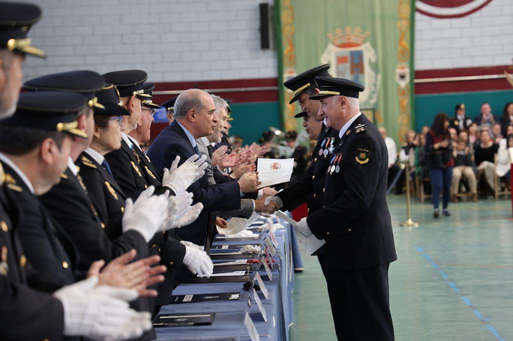 andorra_policia's tweet photo. L'enhorabona als nous inspectors majors de la #PoliciaAndorra!

S'han estat formant durant els darrers sis mesos, quatre dels quals amb la @policia i ara comencen el període de prova.

Exerciran tasques executives com a responsables policials, a més de les funcions operatives. https://t.co/U8O7HIiPac