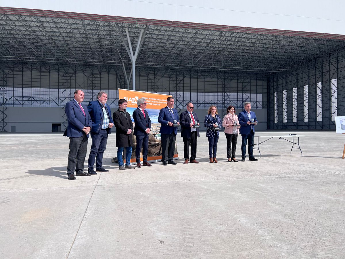 GobAragon's tweet photo. ✈️Inaugurado el hangar para dos A380 en el Aeropuerto de Teruel.
🗣️El consejero @pepesoro ha destacado que servirá para crear 150 empleos y nos refuerza internacionalmente como infraestructura aeronáutica

➡️ https://t.co/KQVmZ5Uodk

▪️ @MaytePerez2 @aeropuerteruel @GregorioBriz https://t.co/BYGr2R39Au