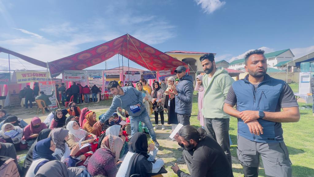 awazebaramulla's tweet photo. 104 students of Chinar NauJawan Club, #Baramulla participated in a job fair conducted by Employment Exchange Dept, #Srinagar. Students took benefits of 120 companies  pressnt in the fair &amp; enrolled to as many job opportunities as possible. 
#kashmir
#development
#NayaKashmir https://t.co/M9wk2hKLIW