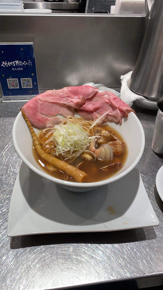 SoftColorful's tweet photo. 先日クソオヤジの最後のひとふりに行ってきた。
貝出汁のラーメン美味しかった！
少し気になったのは、周りは何故か若いカップルと若い店員さんしかおらず、店内のクソオヤジ成分が自分だけでソワソワした。
振られることはあっても振ることはないクソオヤジです。 https://t.co/Kl8UUZYJnu