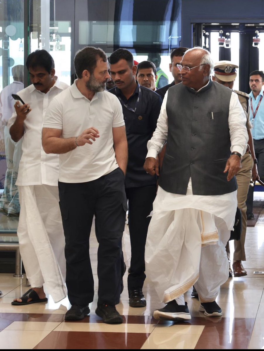BhatkhalkarA's tweet photo. शेंबुड पुसताना लक्षात आलेले का तुमच्या??? असाच प्रश्न असेल का चीन प्रेमी पप्पूचा… https://t.co/IK7yU5X9Rn
