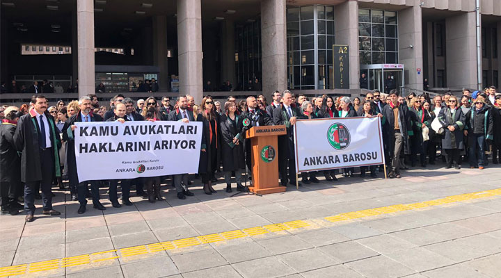 BirGun_Gazetesi's tweet photo. Ankara Adliyesi önünde eylem: Kamu avukatlarının haklı talepleri hayata geçirilmeli
https://t.co/si8j5iiYNF https://t.co/1OAkkneyeI
