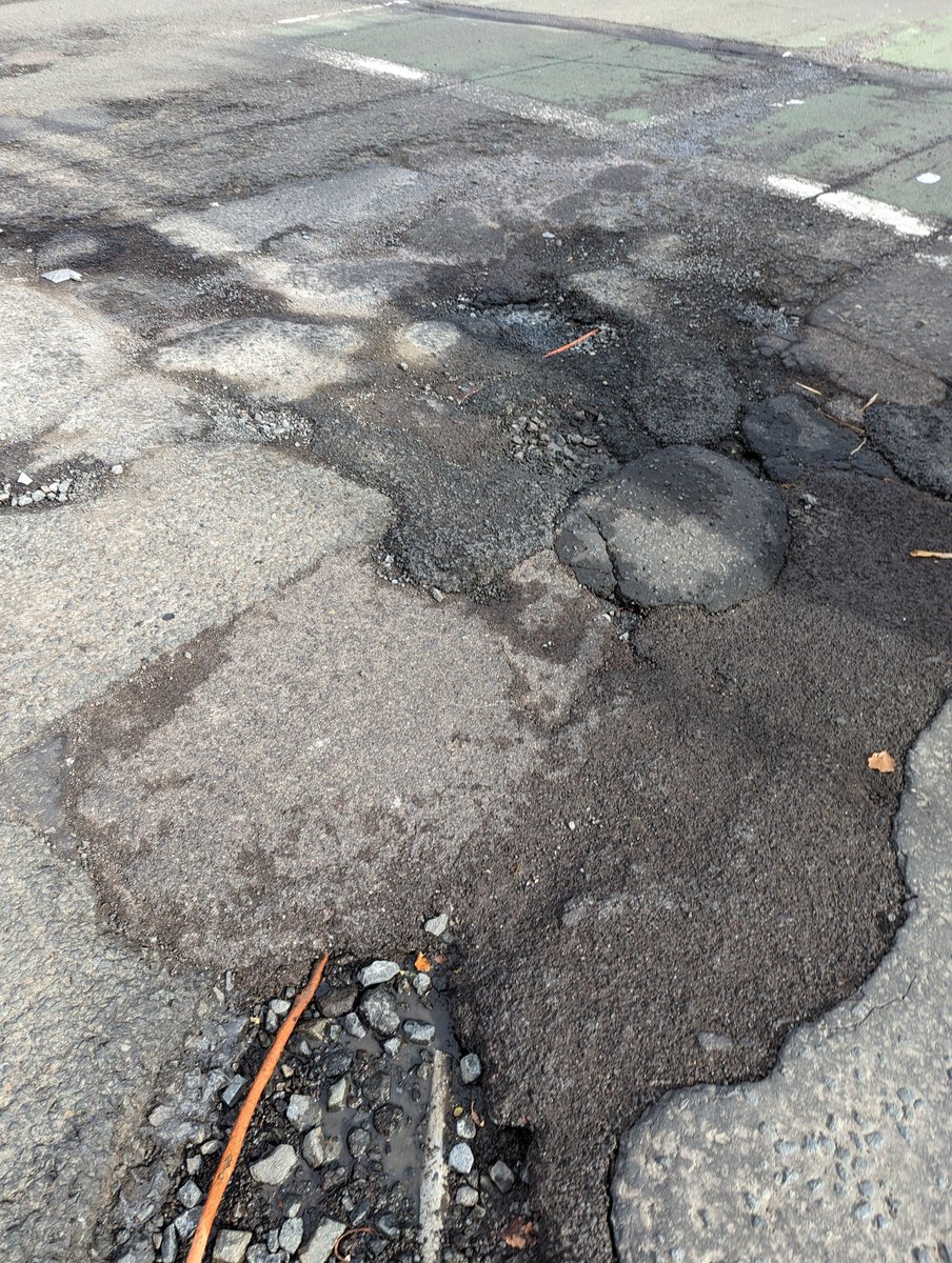 mjr23's tweet photo. Apparently exposed cables at a pedestrian crossing is a "low risk" according to @GlasgowCC . You wouldn't even get away with cables lying around like that in an office, never mind on a road! https://t.co/AcDzVo9TJX