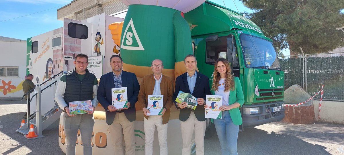 AlmeriaJunta's tweet photo. 📍Los delegados de @EmpleoJunta y @EducAnd inauguran en el CEIP Padre González Ros de Sorbas, junto a su alcalde, la campaña Aprende a crecer con seguridad. 

La campaña llevará la cultura preventiva 480 escolares de 10 colegios para que el día de mañana sean trabajadores seguros https://t.co/F7moM64OuD