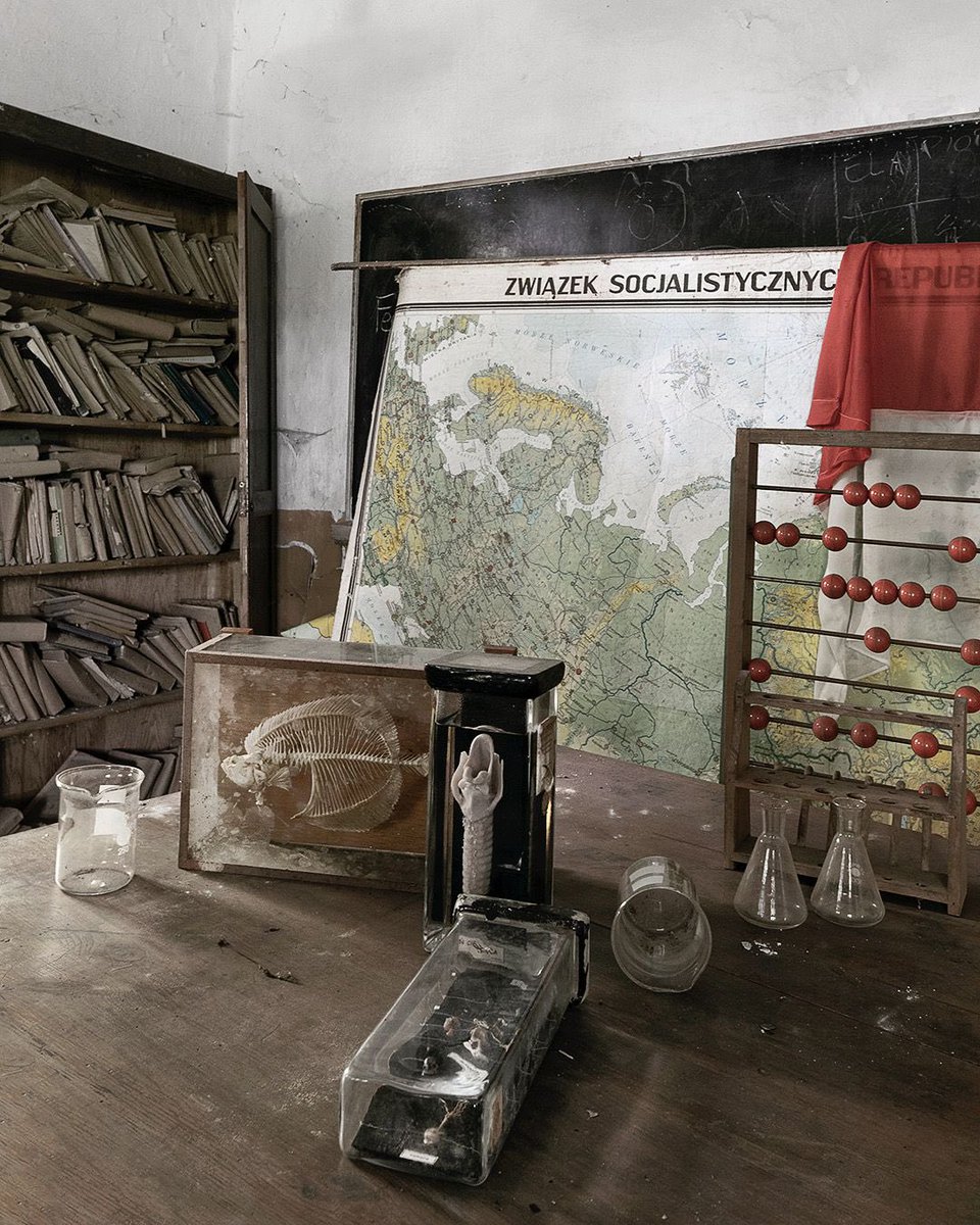 There is ”old school” and then there is The Old School 📚

#abandoned
#abandoned_nordic
#urbex
#abandoned_poland
#photography

@tanja_palmunen