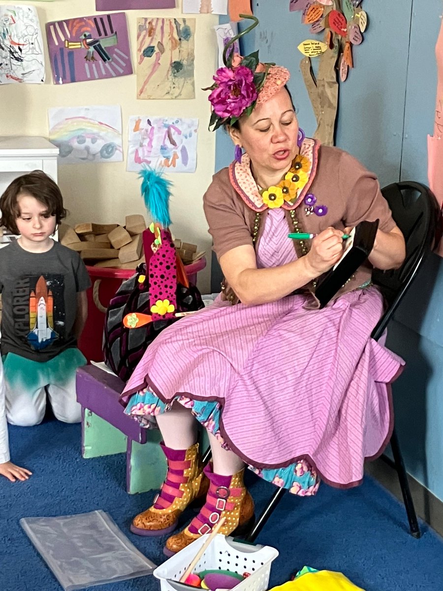 CFStweets's tweet image. Mrs. Flutterby (CFS alum parent and puppeteer Faye Dupras) is meeting with students from PreK-1. As part of this workshop, students will be creating their own puppets! Learn more about Cozy Corner at cozyarts.org 
#cozycorner #cozycorneratcfs #quakereducation #cfsgrams