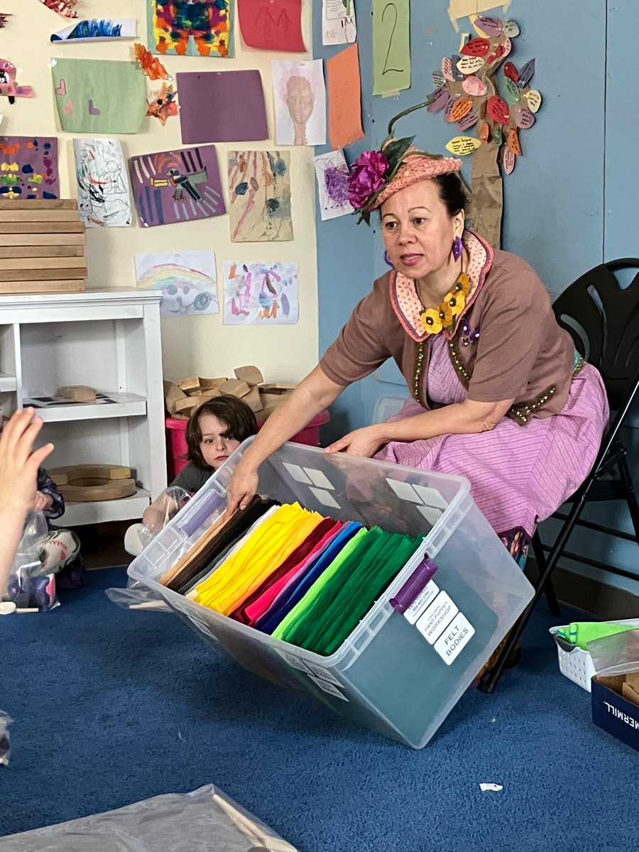 CFStweets's tweet image. Mrs. Flutterby (CFS alum parent and puppeteer Faye Dupras) is meeting with students from PreK-1. As part of this workshop, students will be creating their own puppets! Learn more about Cozy Corner at cozyarts.org 
#cozycorner #cozycorneratcfs #quakereducation #cfsgrams