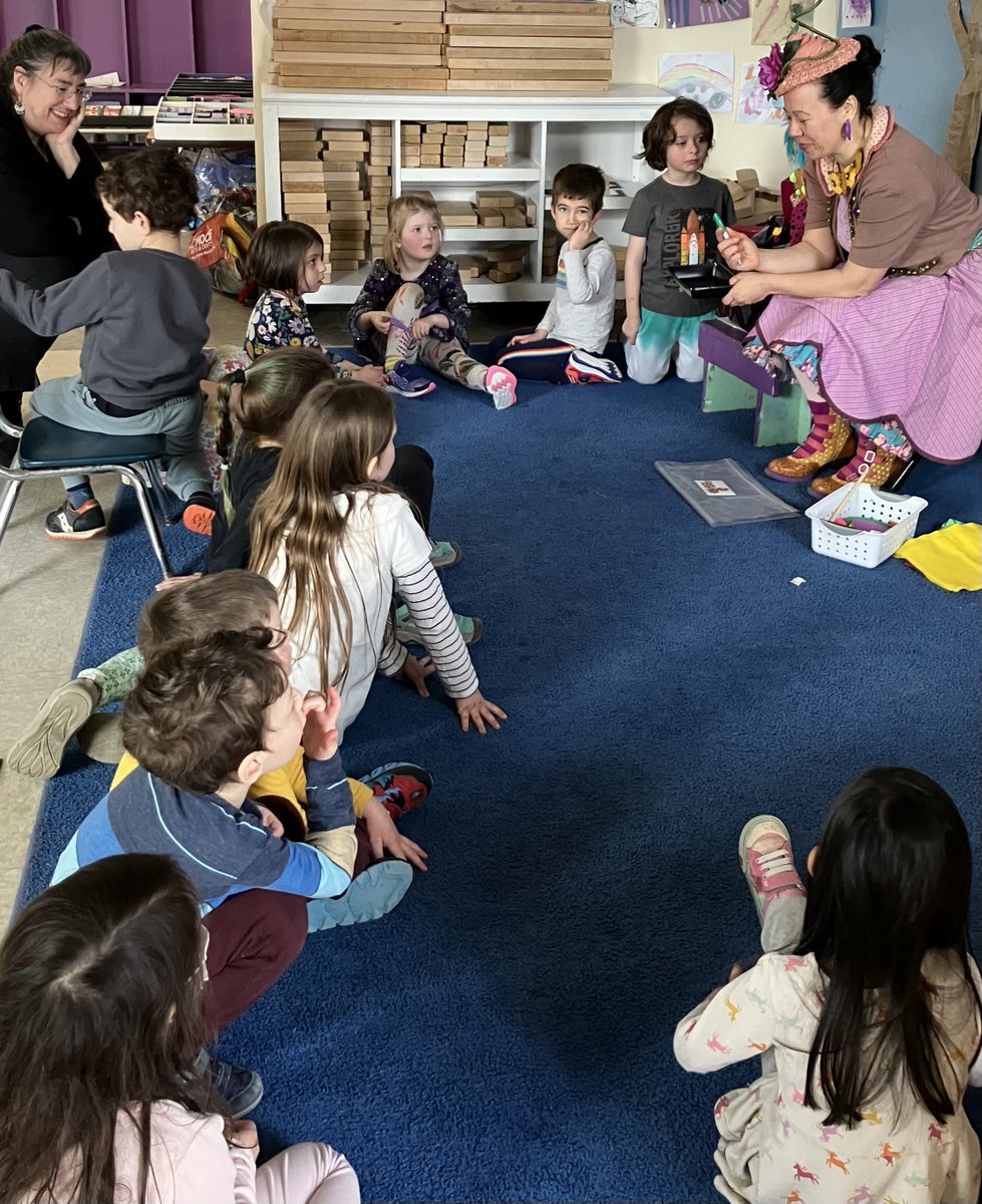 CFStweets's tweet image. Mrs. Flutterby (CFS alum parent and puppeteer Faye Dupras) is meeting with students from PreK-1. As part of this workshop, students will be creating their own puppets! Learn more about Cozy Corner at cozyarts.org 
#cozycorner #cozycorneratcfs #quakereducation #cfsgrams