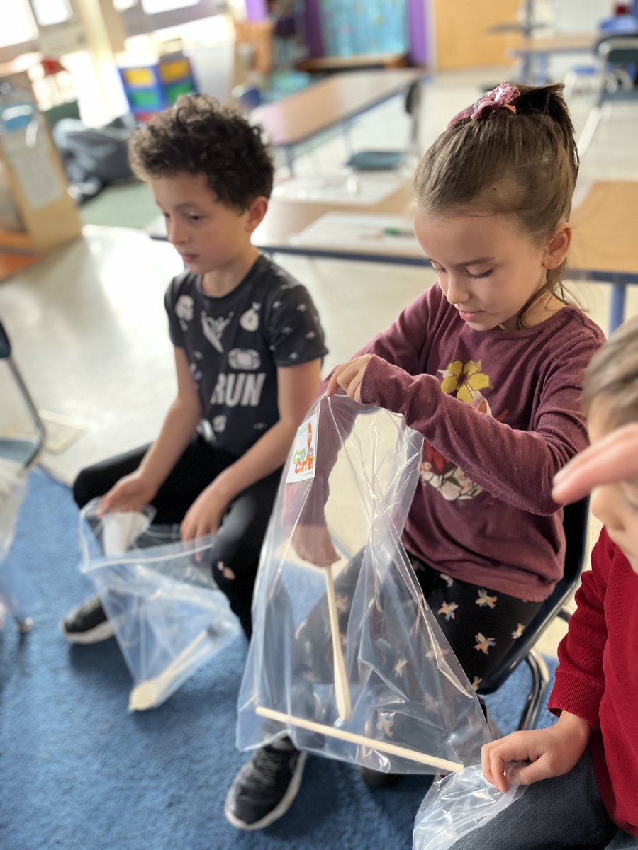 CFStweets's tweet image. Mrs. Flutterby (CFS alum parent and puppeteer Faye Dupras) is meeting with students from PreK-1. As part of this workshop, students will be creating their own puppets! Learn more about Cozy Corner at cozyarts.org 
#cozycorner #cozycorneratcfs #quakereducation #cfsgrams