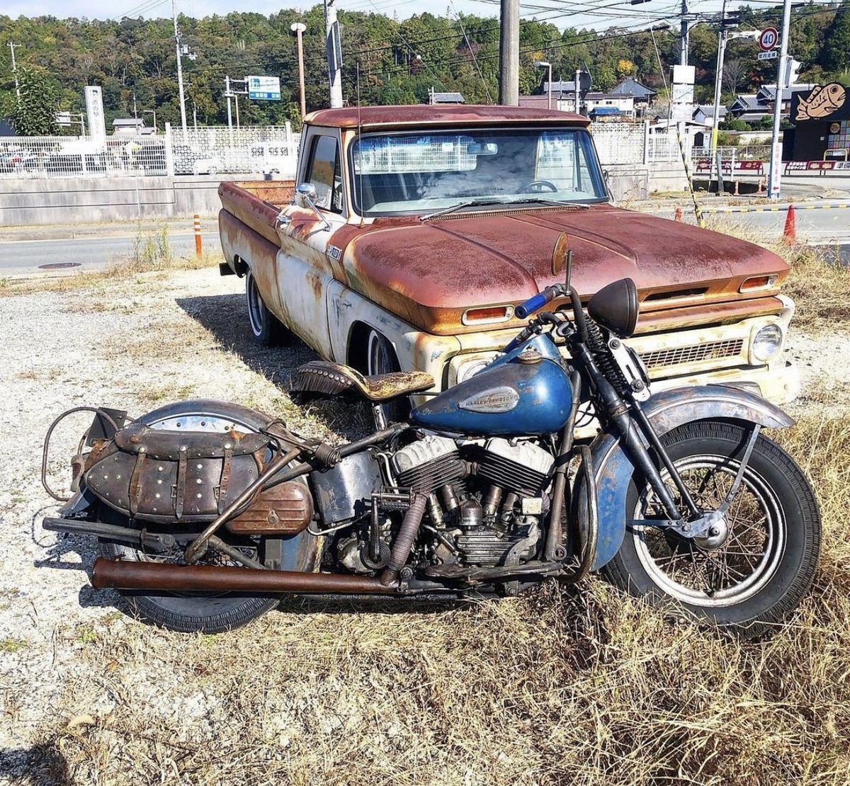 LowbrowCustoms's tweet photo. Combos: Check out this beautiful 1940 UL and a light patinaed ol' chevy truck. Super nice. #combos #harleydavidson #stock #oldtrucks #oldharleys #motorcyclelife #bobber #hd #vintagechevy https://t.co/BVLpksIHsa