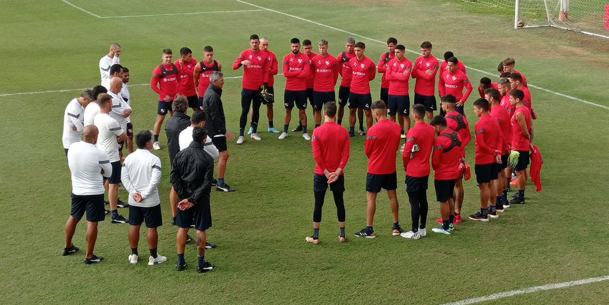 CAIPrimero's tweet photo. 🔴 ASUMIÓ EL MONCHO 👋🏻

⚽ Pedro Damián Monzón se presentó frente al plantel y ya dirige su primera práctica como DT interino de #Independiente.

📌Previo a eso, Leandro Stillitano y su CT pasó a despedirse de los jugadores. https://t.co/Ft2oG9scRB
