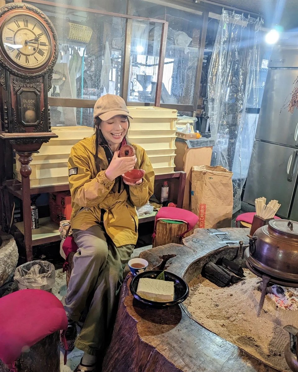 yoshimi__lynn's tweet photo. 奥会津の、グルメ巡り(^^)

#玉梨とうふ茶屋 豆腐茶屋
こういう、昔ながらのお店、好きです。
中は囲炉裏でほっこり。

豆腐ドーナツが驚きの柔らかさ♡
ふわふわ♡
巨大なお豆腐は、みんなでシェア☆

#道の駅尾瀬街… https://t.co/YJUlIrPazd https://t.co/q5STUXMgi1