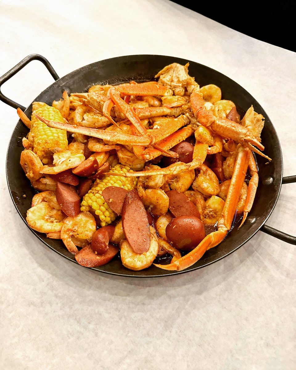 sydiifairy10's tweet photo. Dinner.  #dinner #dinnerideas #dinnertonight #dinnerwithfamily #familydinner #family #cajun #cajunfood #cajuncooking #crawfish #ceawfishboil #crablegs #crablegs🦀 #crablegsandshrimp #crablegsfordays #seafoodboil #boil #potatoes #sasuage #foodboil #sauce #tasty #tastyfood https://t.co/lIz8LtmIWg